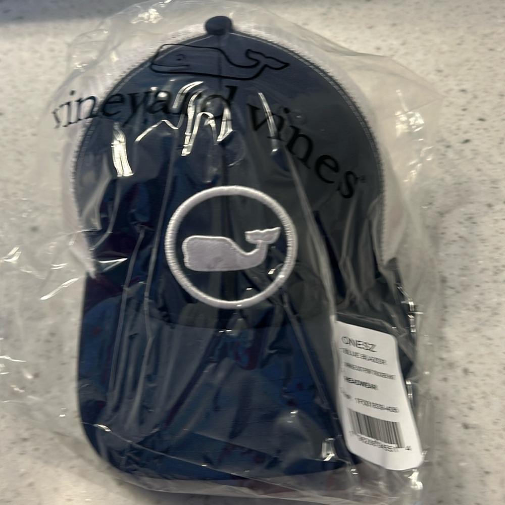 NWT Vineyard Vines men’s trucker hat